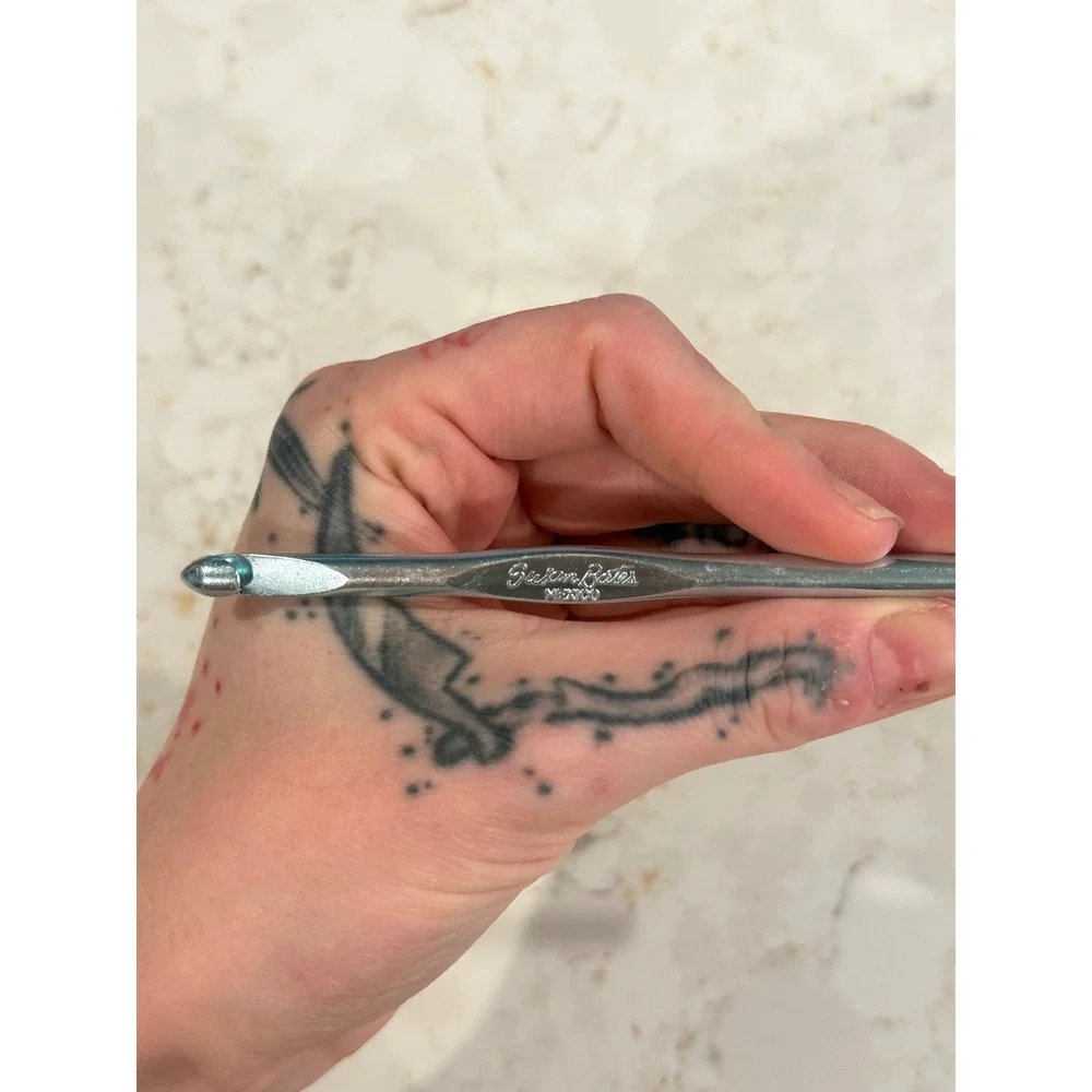 Susan Bates Silvalume Crochet Hook US I-9 5.50mm Blue Aluminum Made in Mexico
